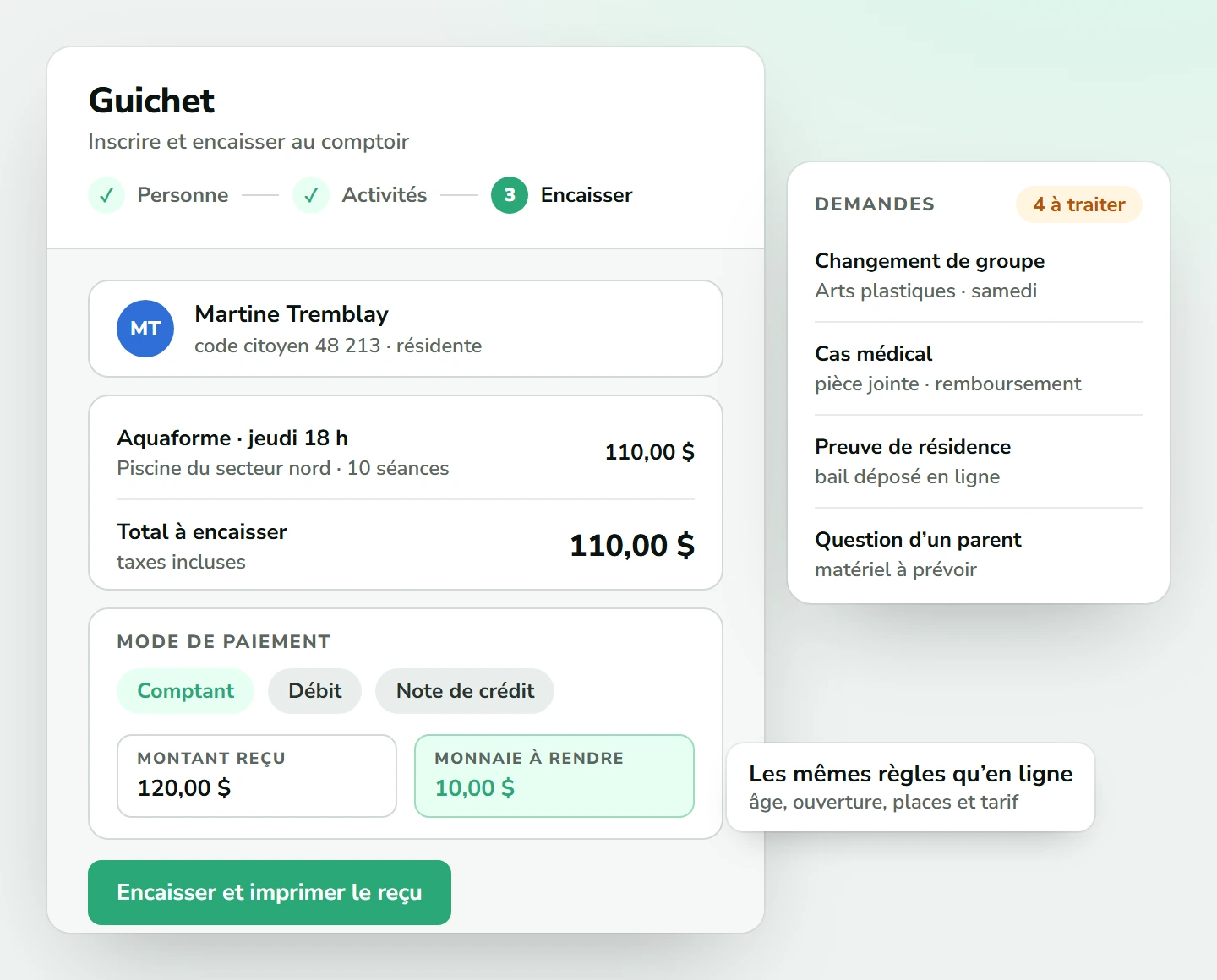Guichet à l’étape de l’encaissement : une citoyenne retrouvée par son code, une inscription en aquaforme à 110 $, paiement comptant avec la monnaie à rendre ; à côté, quatre demandes à traiter : changement de groupe, cas médical, preuve de résidence et question d’un parent